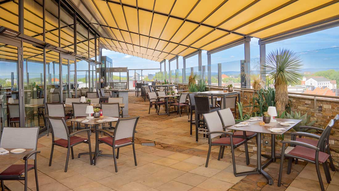 überdachte Sonnenterrasse des Restaurants