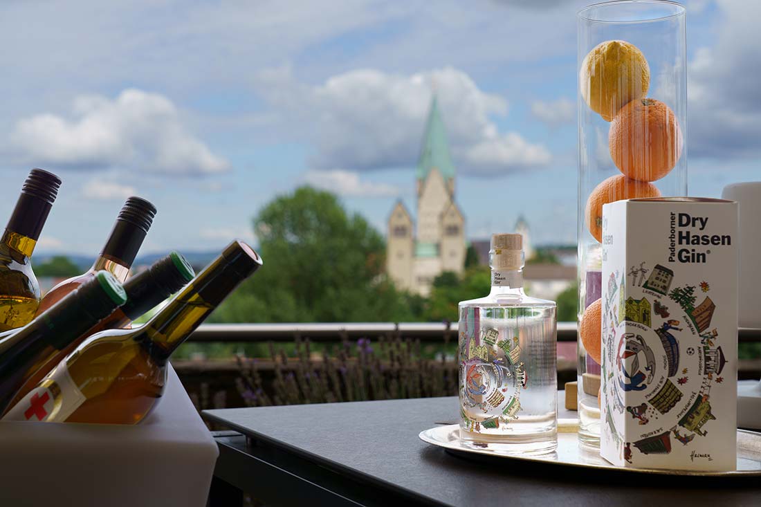 Ausblick von der Terrasse auf den Dom, Weinflaschen im Vordergrund