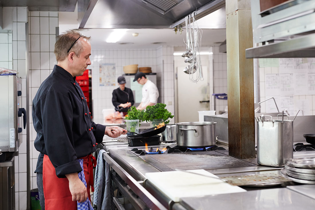 Der Koch kocht in der Küche des First Floor