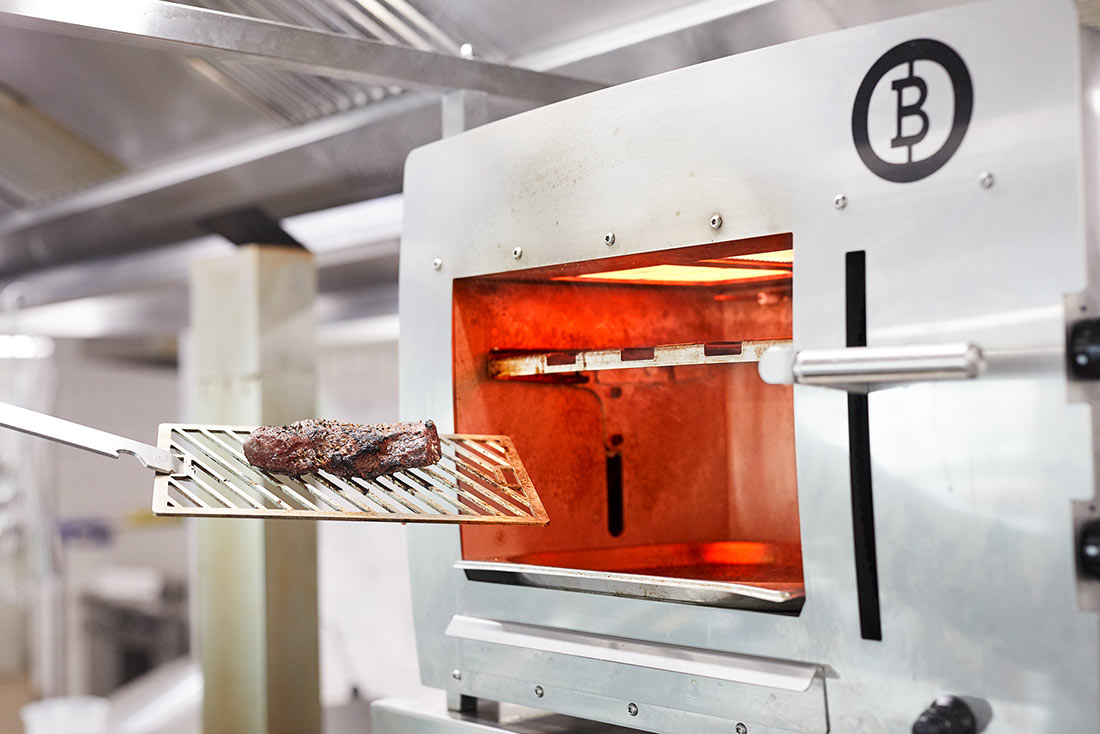 Naufaufnahme des Beefers in der Restaurant-Küche