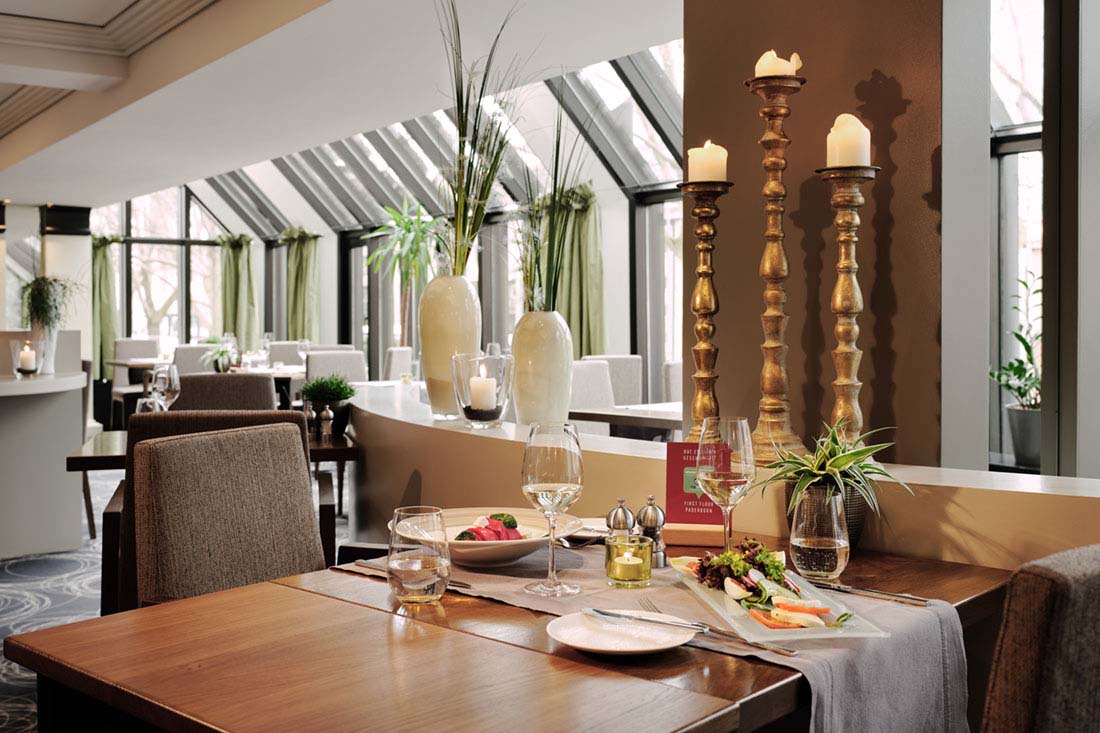 Restaurant mit gedecktem Tisch