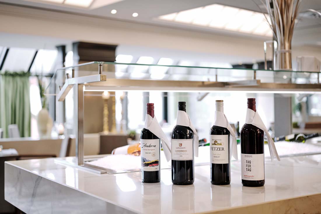 Restaurant mit Weinflaschen im Vordergrund